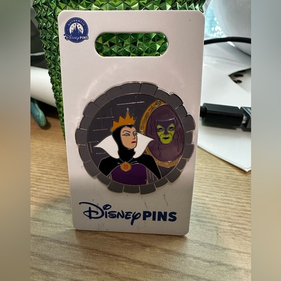 Disney Parks Pin 2025 Snow White Evil Queen Magic Mirror - Picture 1 of 3